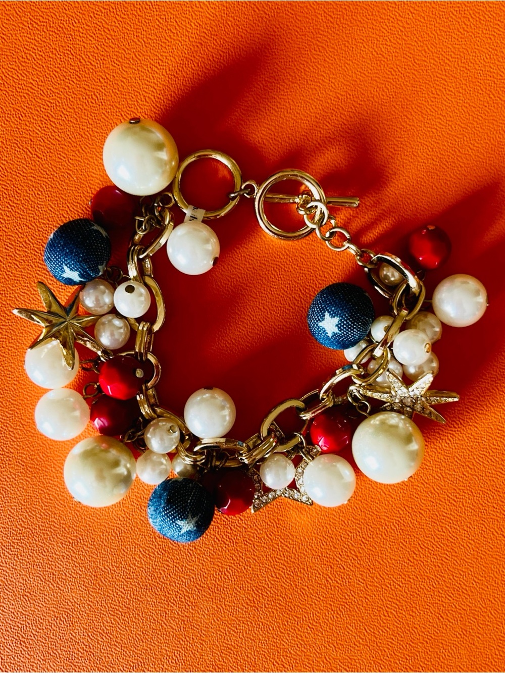 VINEYARD HAVEN Patriotic
Red, White, Blue Chain Bracelet W/Toggle Closure